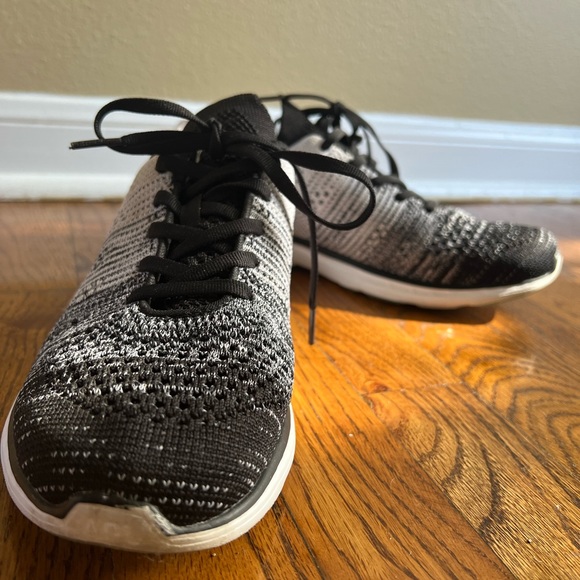 APL Women’s TechLoom Pro Gradient Athletic Shoes Size: 8.5 - Picture 5 of 9